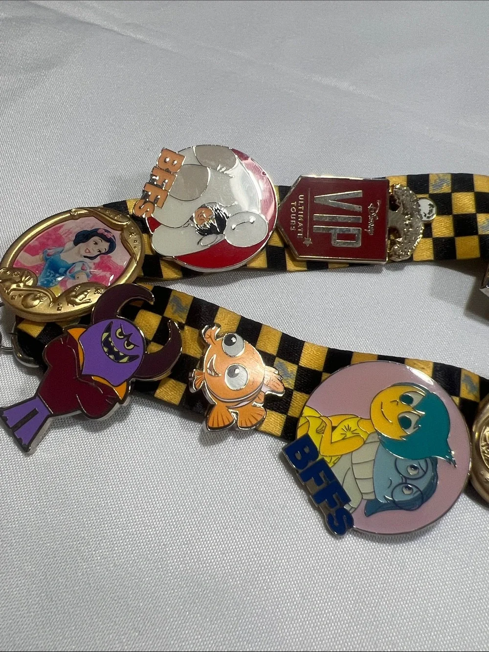 Checkered Universal Studios Harry Potter Lanyard with 16 Character Pins.